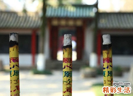 女人梦见自己在寺庙里手持香火上香