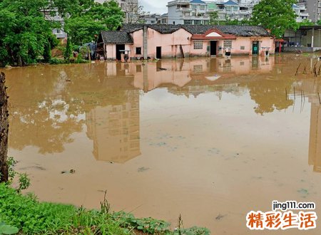 梦见发大水，做梦梦见突然水很快涨起来