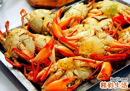 梦见螃蟹在水里抓虾捕食
