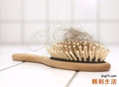 梦见掉头发一拽一把，女人梦到自己大把掉头发