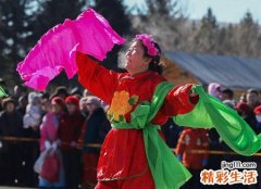 梦见老太太秧歌队在闹市区行走表演