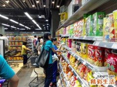 女人梦见自己买东西吃了很多