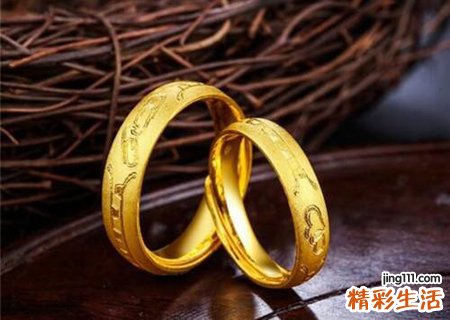 女人梦见戴黄金戒指穿着华丽服装
