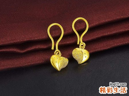 女人梦见别人佩戴金耳环在闺蜜面前炫耀