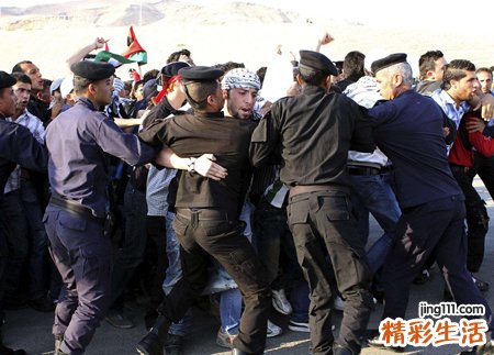 梦见很多人聚集示威的宏大场面