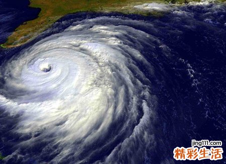 梦见沿海海啸摧毁一切自己却躲过一劫
