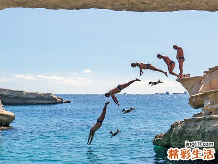 梦见高处跳水不敢跳被教练推下水