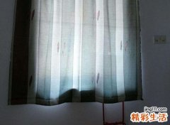 梦见和别人一起踩在凳子上挂窗帘