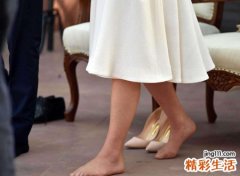 梦见自己光着脚丫子在沙滩上行走