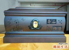 梦见去世亲人的骨灰盒都摆在一起