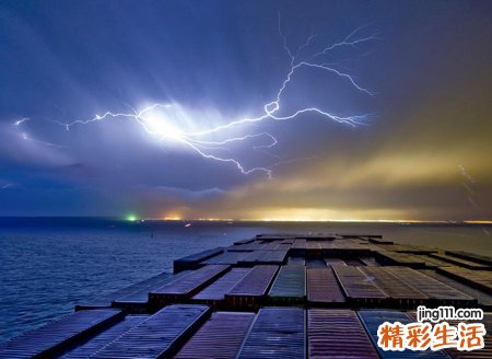 梦见强烈的闪电和惊天炸雷好壮观