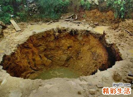 梦见一边地陷一边逃跑场景非常惊险