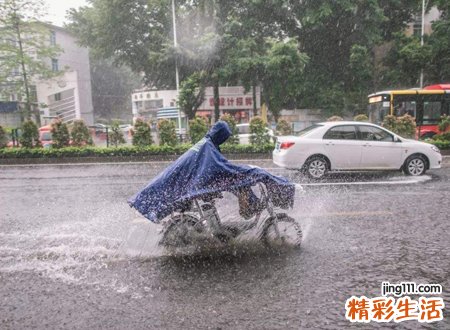梦见下了非常大的暴雨，做梦梦到下大雨是什么意思