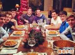 梦见在家里招待很多人吃饭喝酒