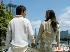 梦见自己穿棉衣和媳妇逛街买年货