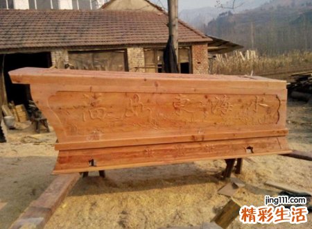 梦见棺材是什么意思，女人梦见原木色棺材