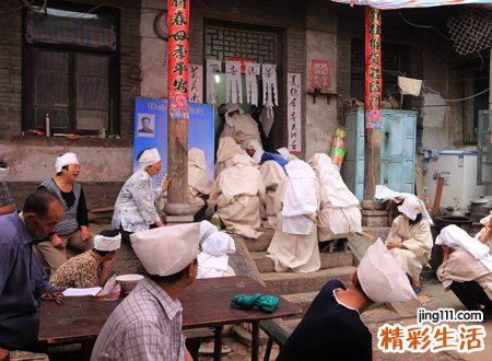 梦见自己和别人都戴孝，女人梦见办丧事的场面