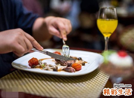 梦见吃饭是什么预兆，做梦梦见好多熟人一起吃饭