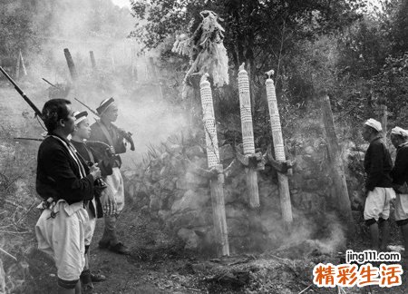 梦见山坡上无数的土坟堆和死人
