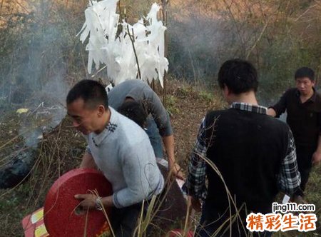 梦见经过一片坟地去山上上坟