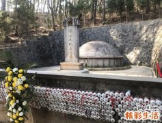 梦见很多坟墓和墓碑在草丛里林立