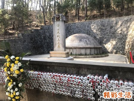梦见很多坟墓和墓碑在草丛里林立