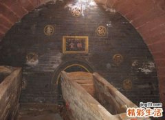 梦见很多坟墓上冒青烟