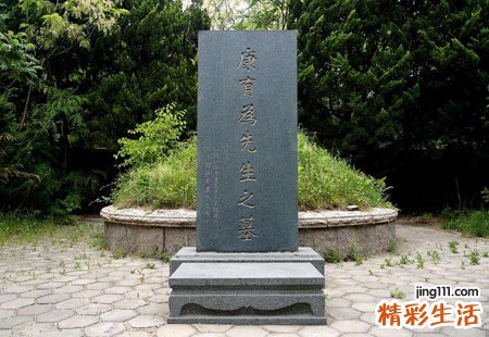 梦见古老的坟墓上面雕刻了好多文字