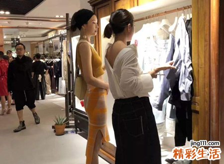 梦见逛服装店看新衣服，女人梦见在试穿新衣服