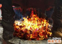 女人梦见在父亲坟前烧纸钱