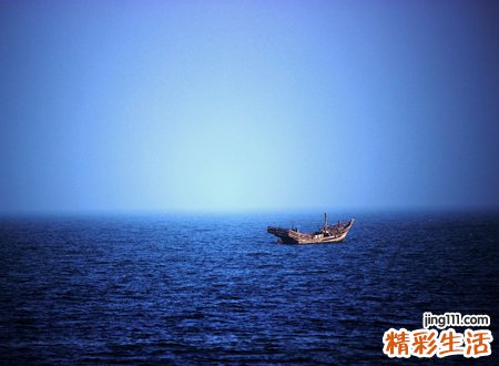 梦见大海和船还有人，女人梦见大海