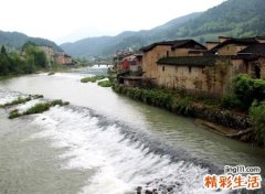 梦见屋里满地都是水，女人梦见家门前全是水