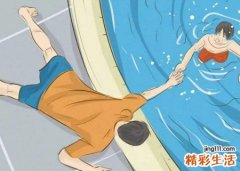 女人梦见自己掉进河里摸了条大鱼上岸