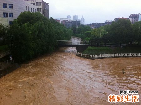梦见来势汹汹的大洪水淹没了农田和村庄
