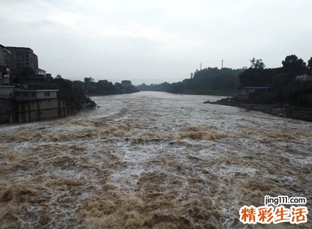 梦见大江大水向自己涌来声势浩大