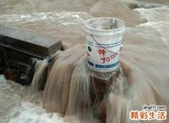 梦见家里发大水屋里满地都是水