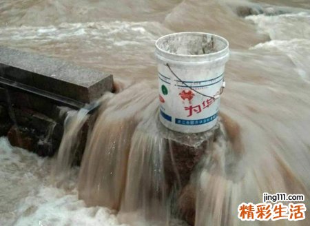梦见家里发大水屋里满地都是水