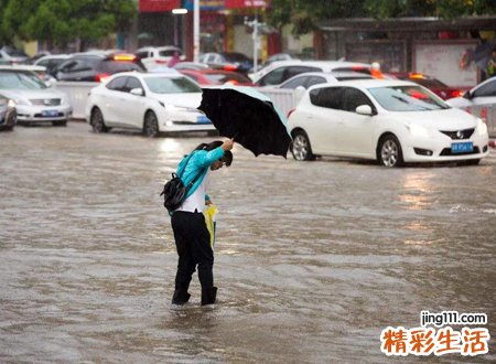 梦见下大暴雨，做梦梦见下一阵暴雨就停了