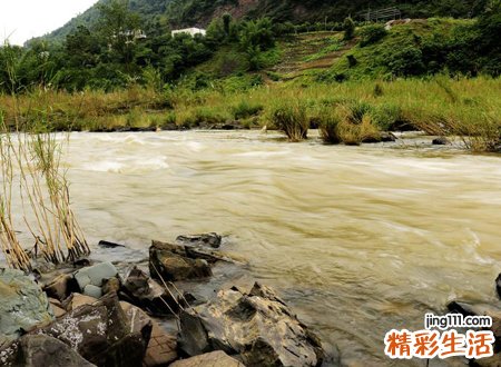 梦见街道上浑浊的泥水和泥浆