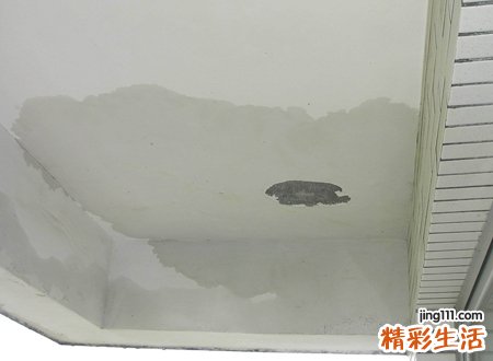 梦见下大雨房子到处漏雨，女人梦到下雨房子漏雨