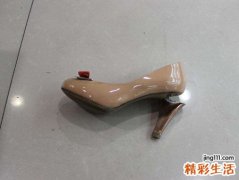 梦见自己的高跟鞋跟断了