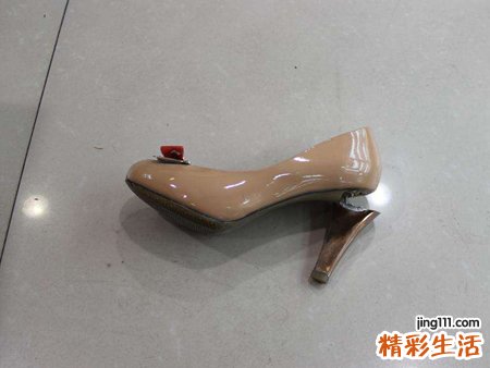 梦见自己的高跟鞋跟断了