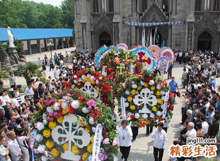梦见自己和很多人送葬，做梦梦见出殡是什么意思