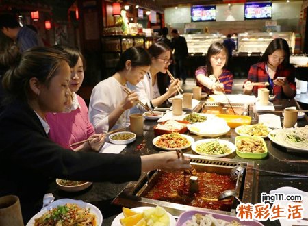 梦见吃火锅，做梦梦见请客吃火锅是什么意思