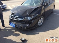 梦见车被撞了是什么意思，女人梦见自己的车停着被撞