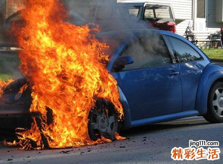 梦见自己的汽车自燃着火了好害怕
