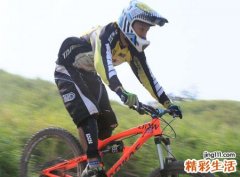 梦见骑自行车速度很快超过了汽车