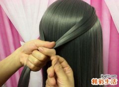 女人梦见照镜子梳头精心打扮自己