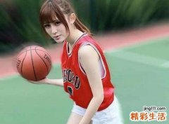 梦见自己和别人在学校篮球场打篮球