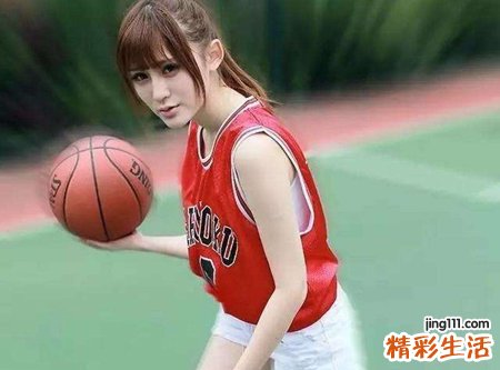 梦见自己和别人在学校篮球场打篮球